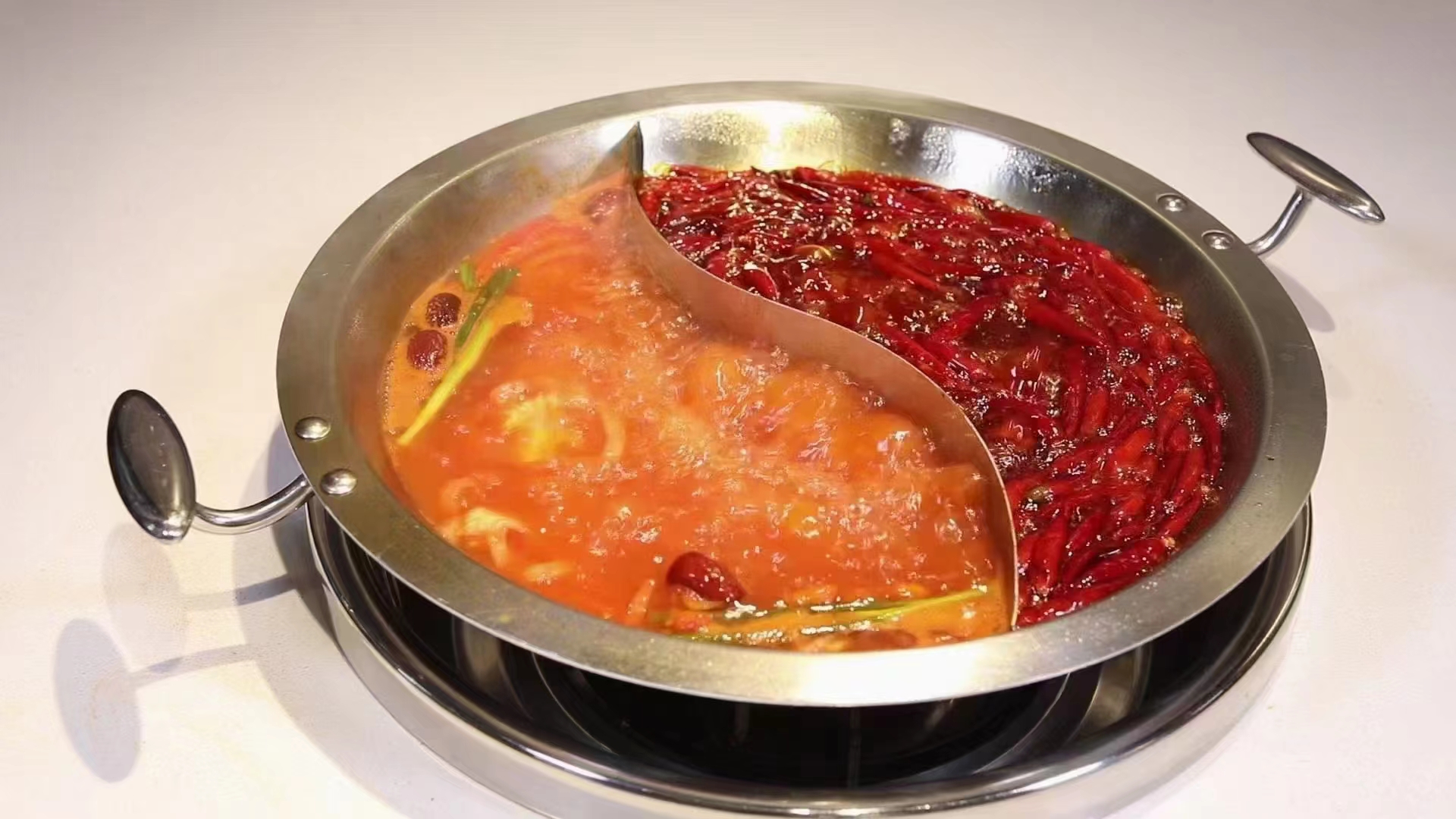 火鍋底料廠家-成都重慶火鍋底料產(chǎn)品批發(fā)，火鍋品類新發(fā)展在哪里(圖2)